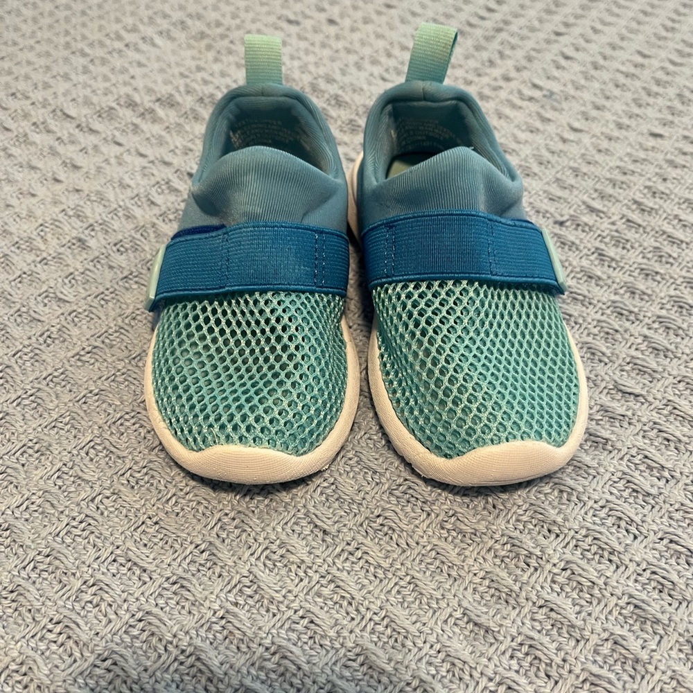 Cat & Jack Water Shoes size 6